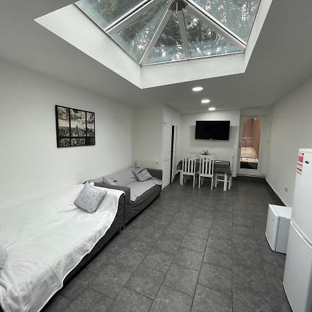 Stay Sa Equipped Studios Next To Uob And Qe! Birmingham Exterior photo