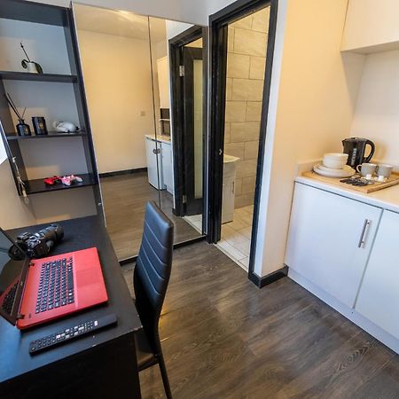 Stay Sa Equipped Studios Next To Uob And Qe! Birmingham Room photo