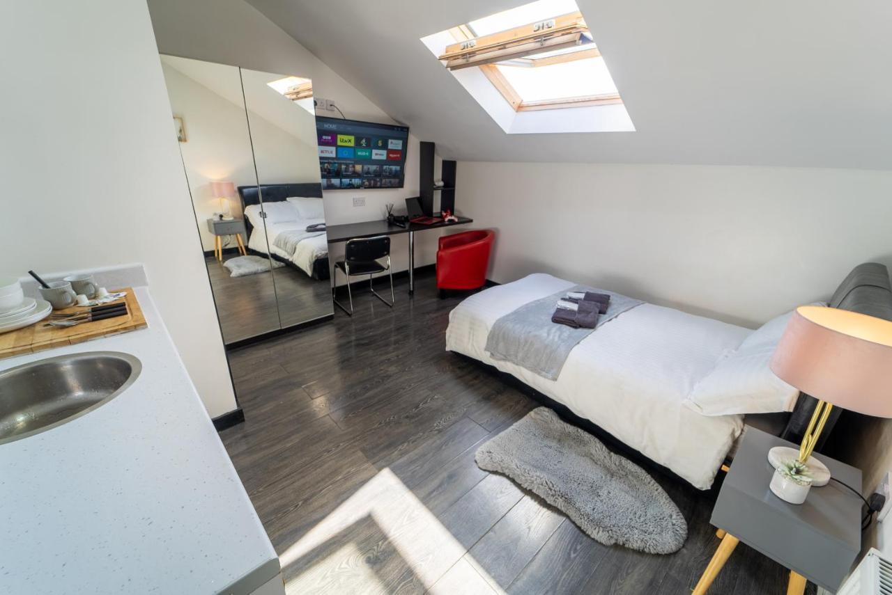 Stay Sa Equipped Studios Next To Uob And Qe! Birmingham Room photo